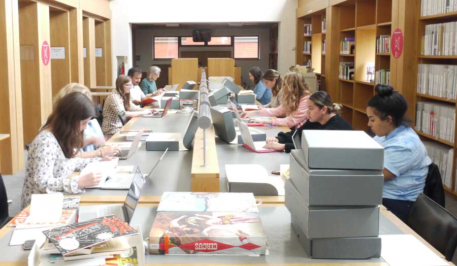 Students accessing FWWCP archives