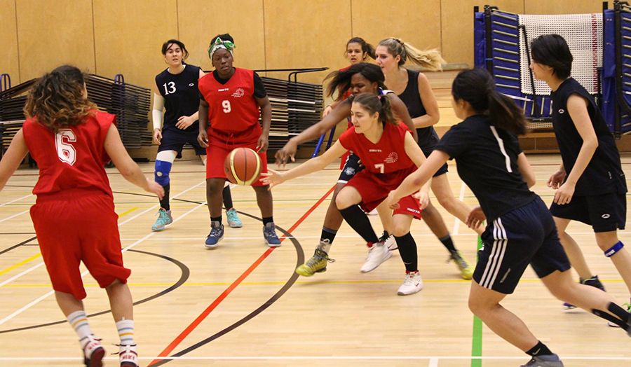 The Students' Union's female basketball team playing