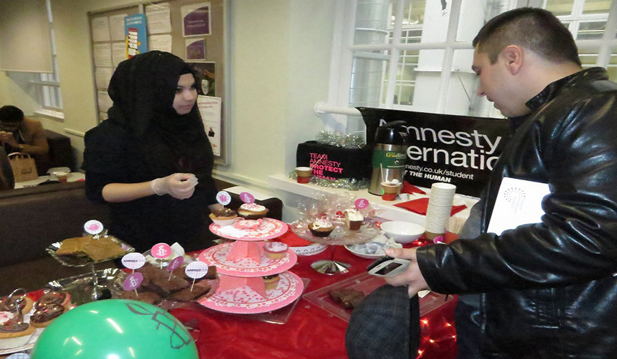Students selling Valentine's Day themed cupcakes for Amnesty 