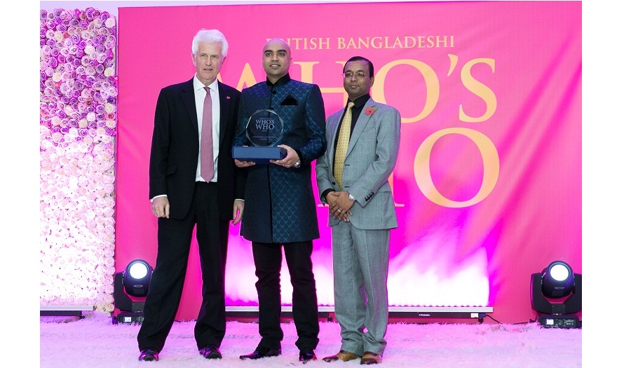 Munsur Ali given award at Bangaldeshi Who's Who