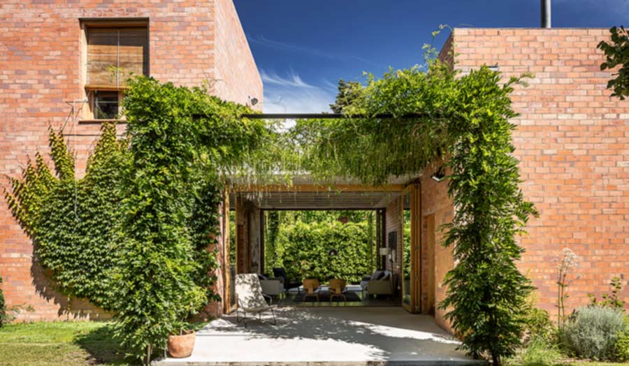 Harquitectes image showing contemporary house with courtyard