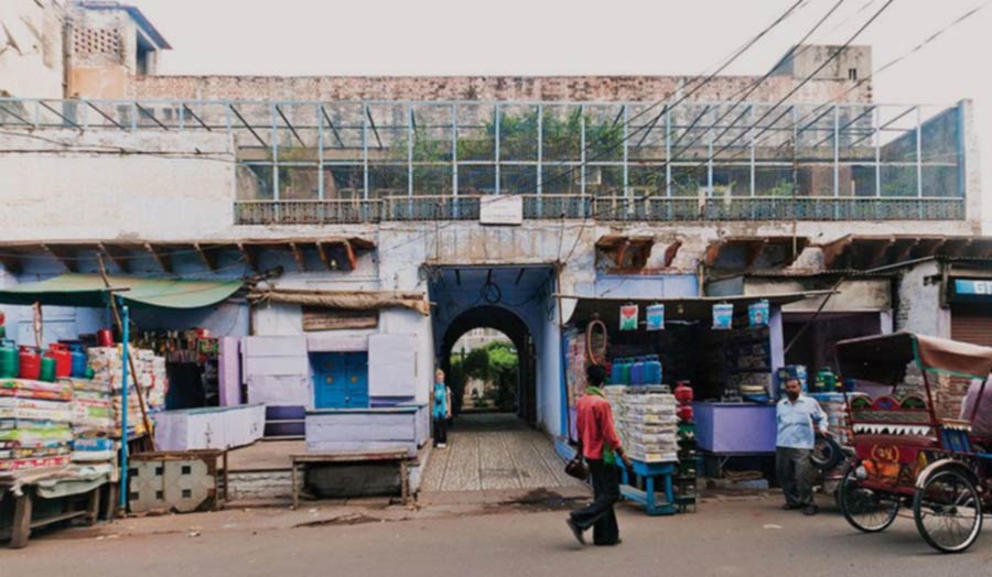 Loose fit street building, Delhi, 2011 