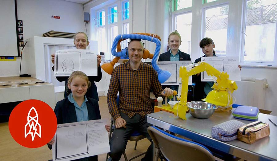  A teacher promoting creativity among their pupils