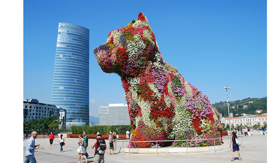 Jeff Koons: Puppy, 1992 Stainless steel, soil, and flowering plants, Guggenheim Museum, Bilbao, Spain  Photograph: Bill Brown