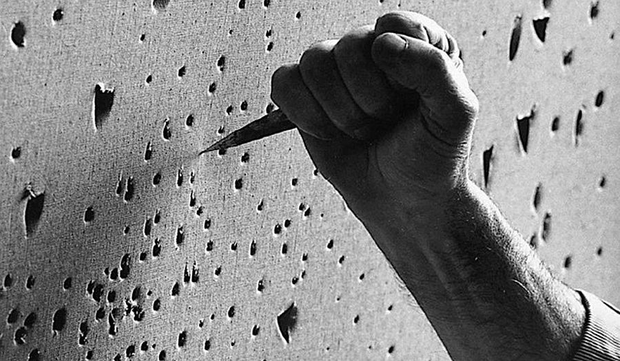 Lucio Fontana creating buchi (1963). Photo by Ugo Mulas (detail)