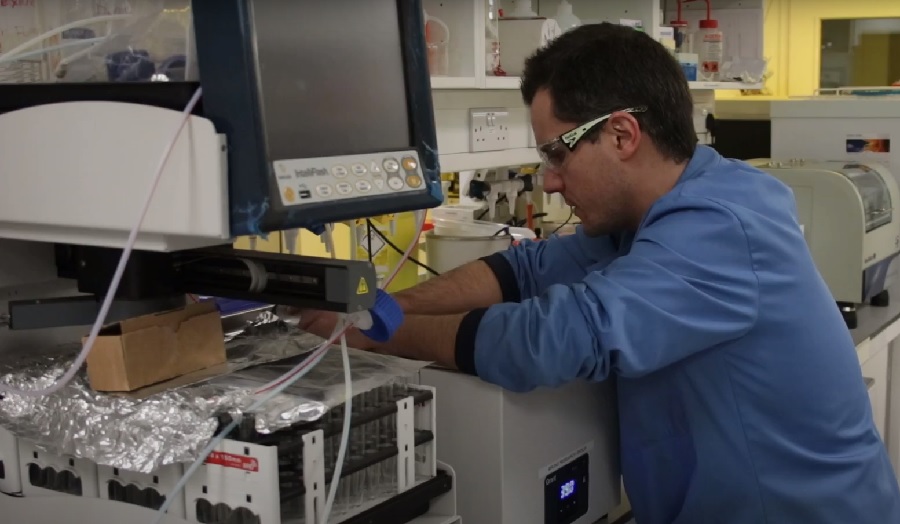 Dr Bruno Sil dos Santos in his lab