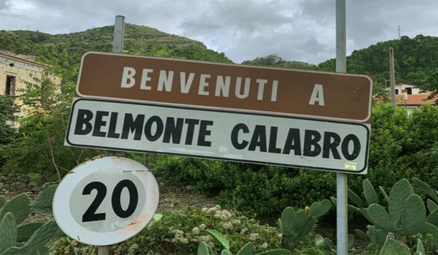 Benvenuti a Belmonte Calabro, a road sign in Italian mountainous landscape.