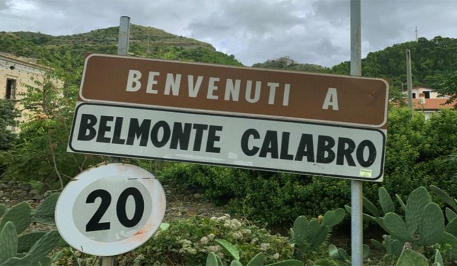 Benvenuti a Belmonte Calabro, a road sign in Italian mountainous landscape.