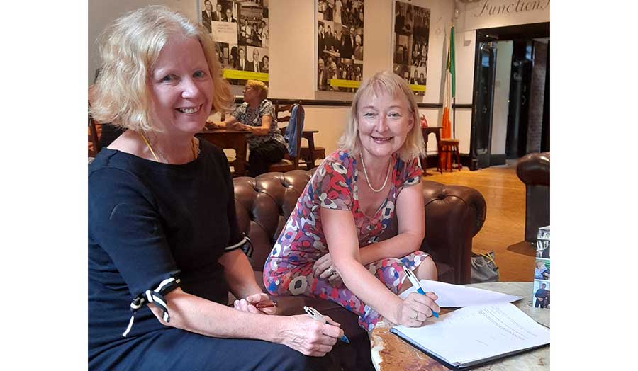Louise Ryan and Grainne McPolin signing a book contract 