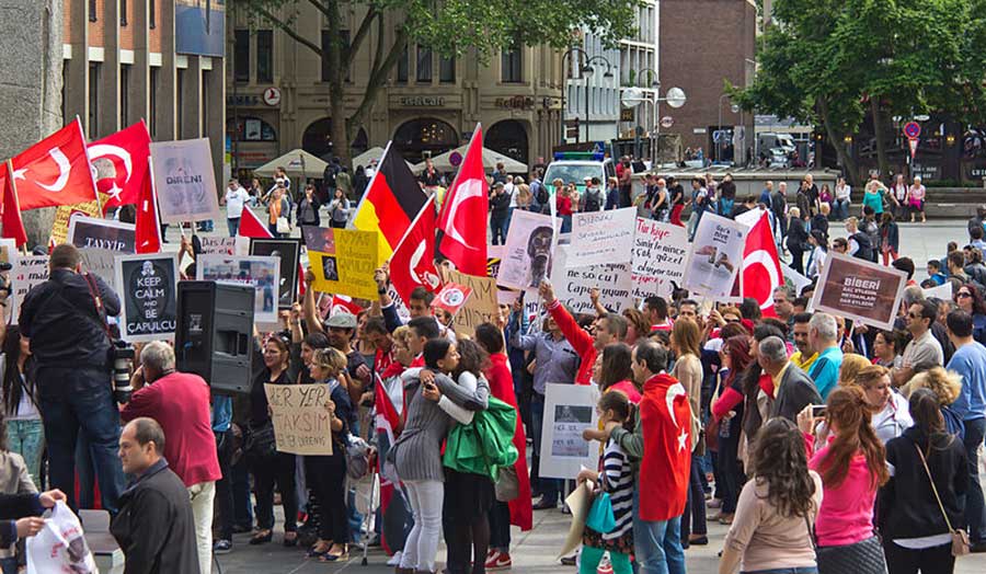 A crowd protesting in front of the Turkish embassy in Cologne